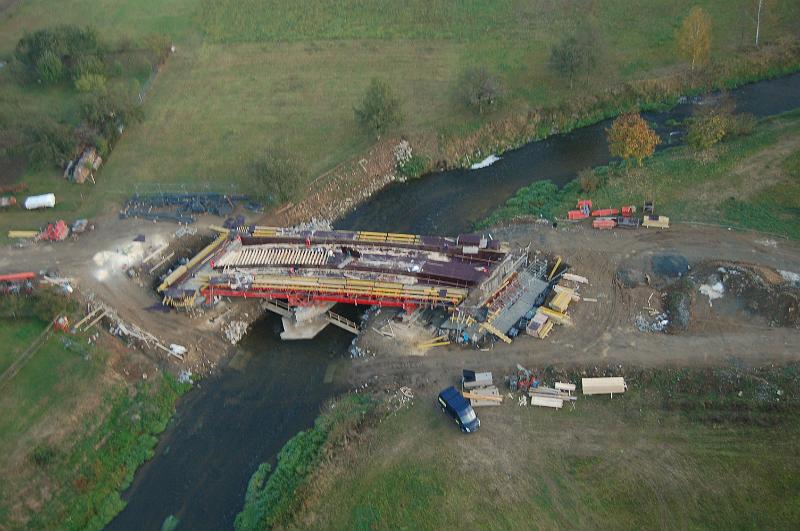 Letecký pohled na stavbu mostu mezi Naloučany a Ocmanicemi