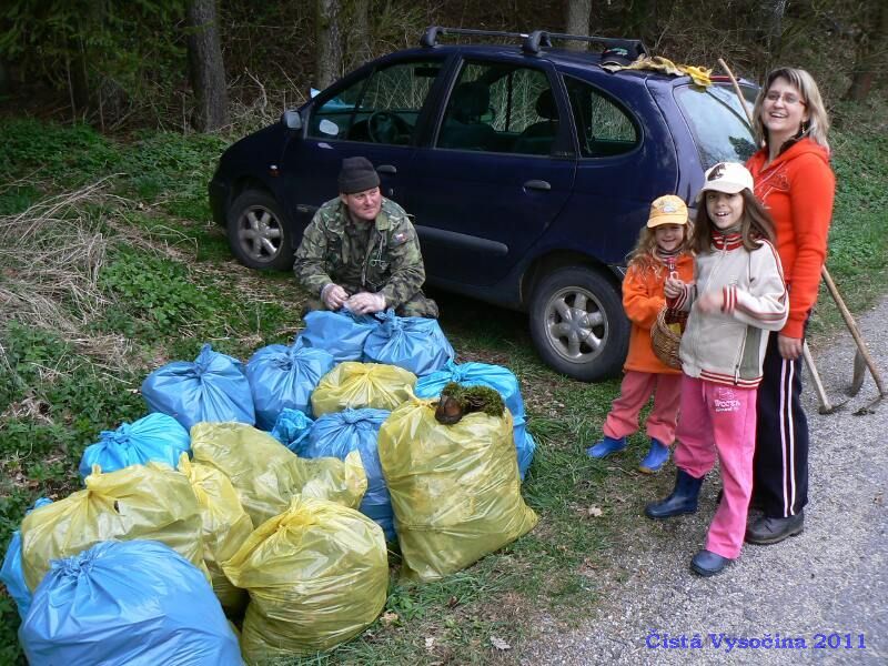 Sběr odpadků při akci Čistá Vysočina 2011